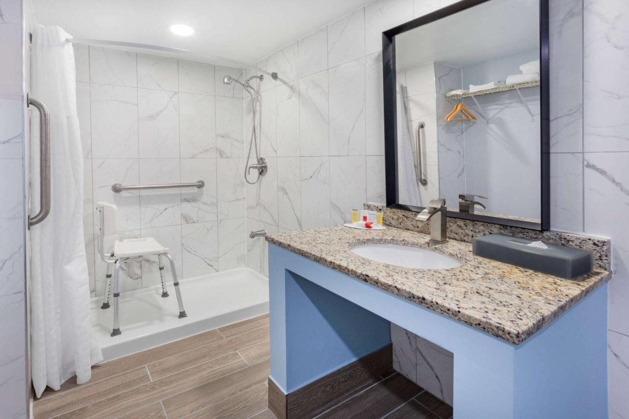 Days Inn By Wyndham Livonia Canton Detroit Zewnętrze zdjęcie